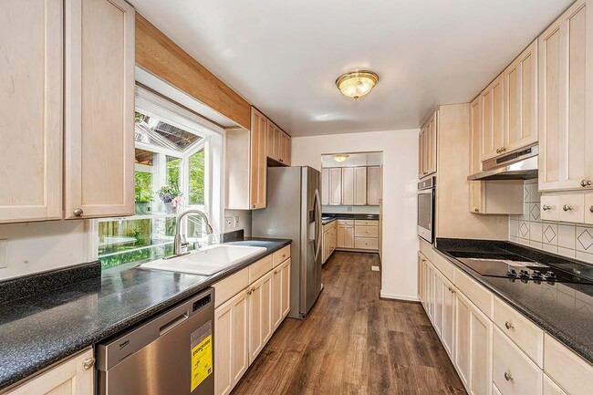 Building Photo - Edmonds 5 Bedroom 3.5 Bath Fully Fenced