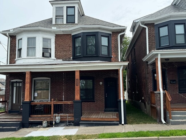 Building Photo - Completely Updated THREE BEDROOM TWIN!