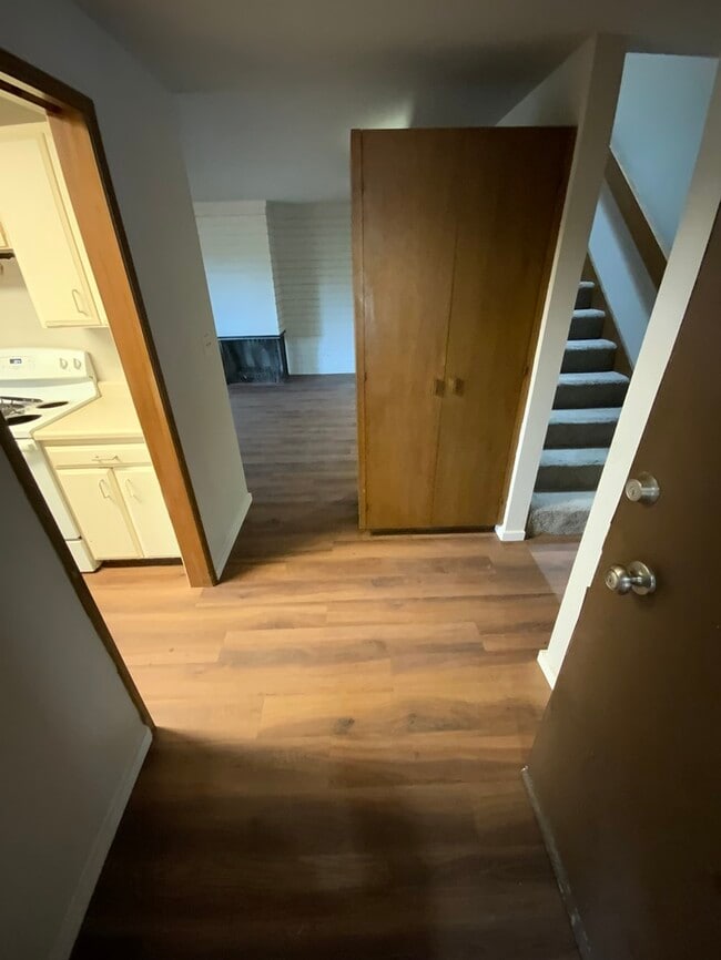 Building Photo - N Tacoma Town home 2bdr 1.5 bath 2 car car...