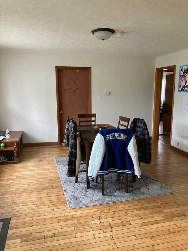 Foto del edificio - Spacious 5 bedroom, 2 bath house! Availabl...