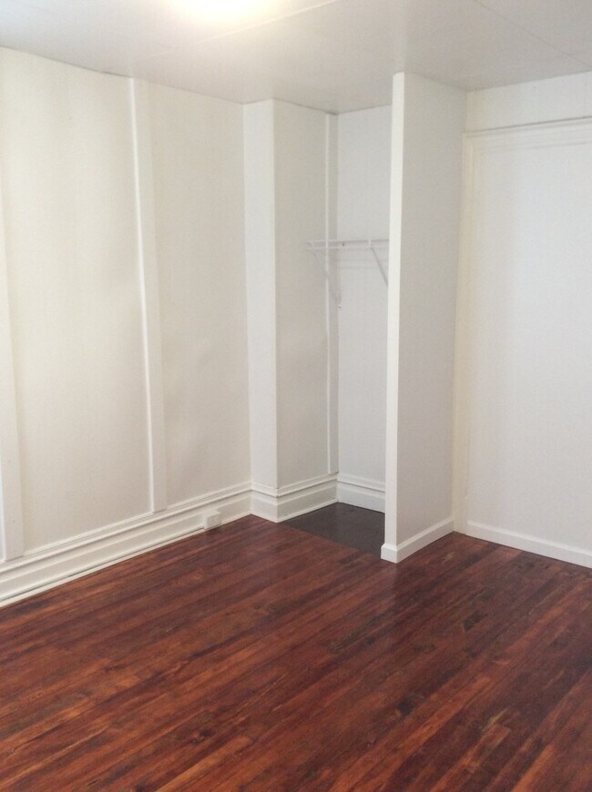 Building Photo - York City SD! Spacious 3 bedroom on 2nd & ...