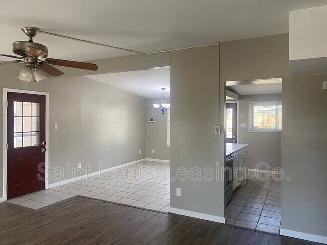 Building Photo - 865 Robinwood Dr
