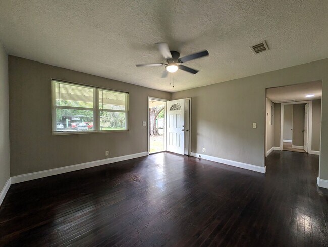 Foto del edificio - AVAILABLE NOW!! 3/1 Updated and Ready for a move-in!