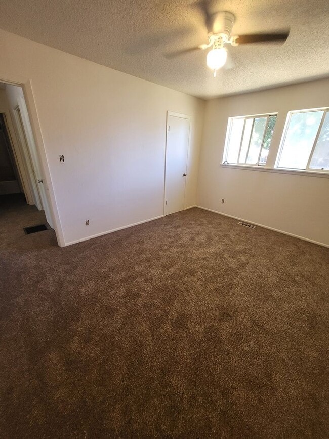 Building Photo - 2068 W Sheffield Manor