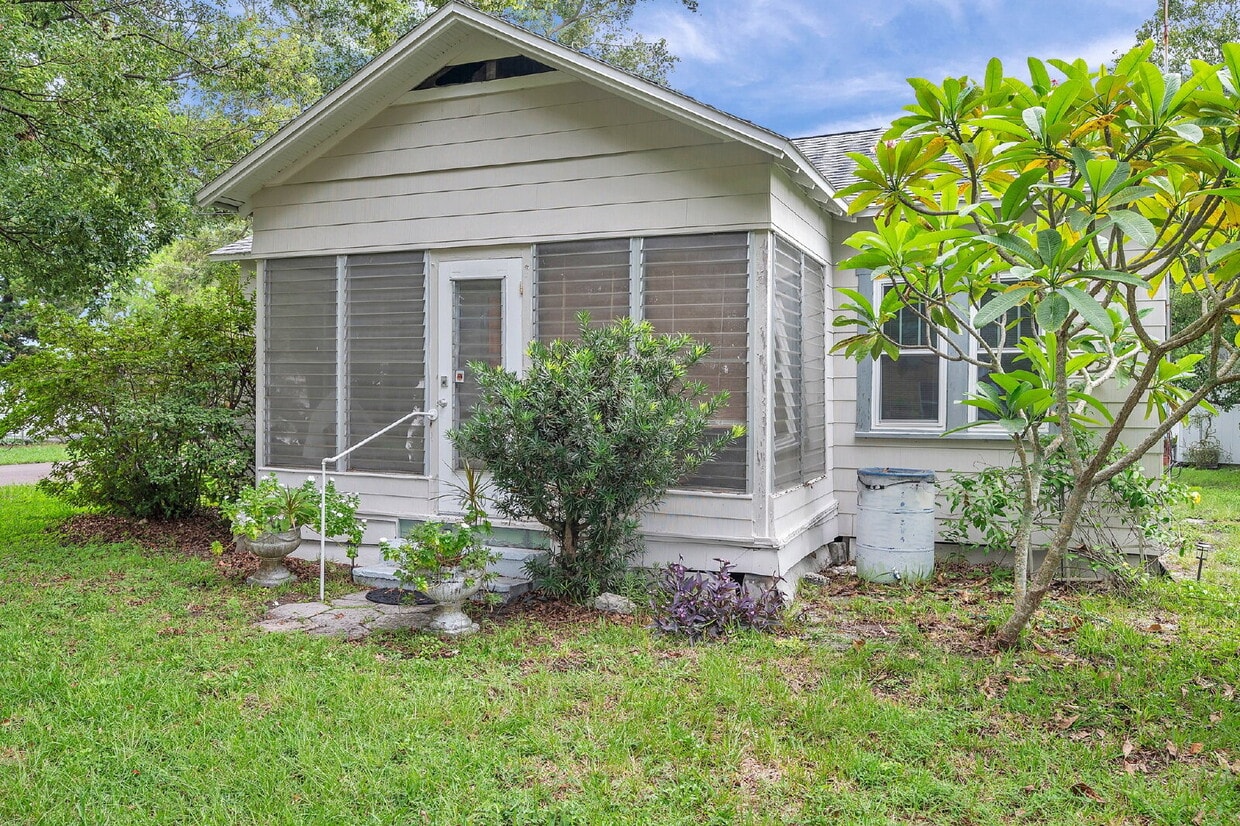Gulfport Arts District Living — Furnished 3BR Bungalow with Large Yard and Easy Coastal Access | - Gulfport Arts District Living — Furnished 3BR Bungalow with Large Yard and Easy Coastal Access |