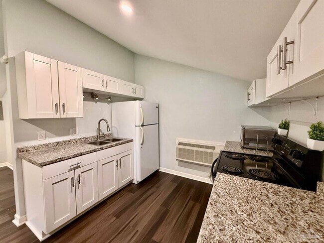 Building Photo - 2624 W De Soto St