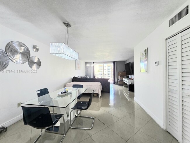 Foto del edificio - 6940 Miami Gardens Dr