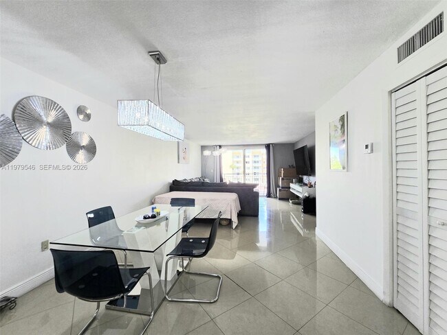 Building Photo - 6940 Miami Gardens Dr