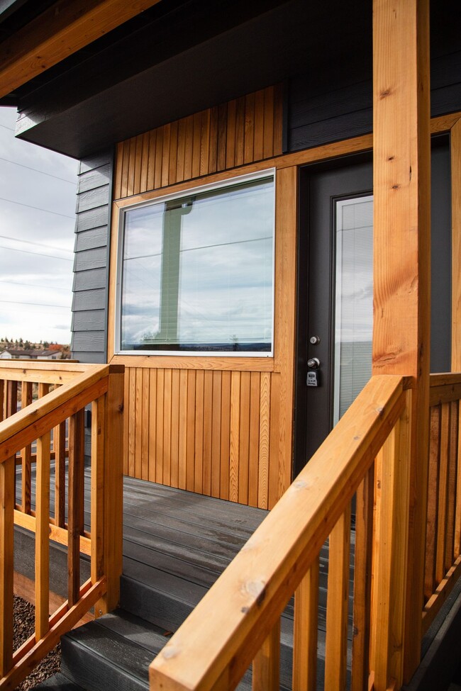 Building Photo - Welcome to Sun Drive Townhomes!