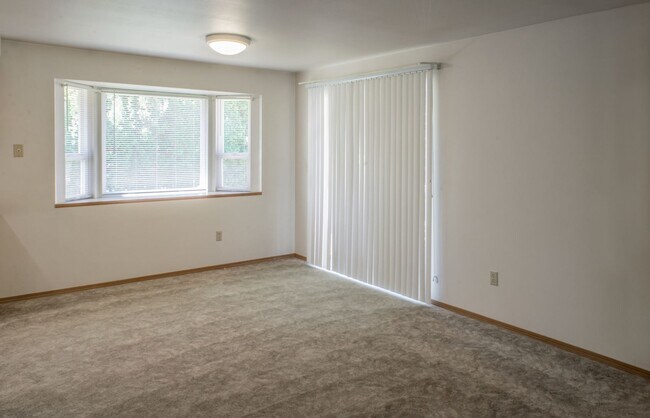 Building Photo - 3 bed, 2 bath Ramber with 2 Car Garage & F...