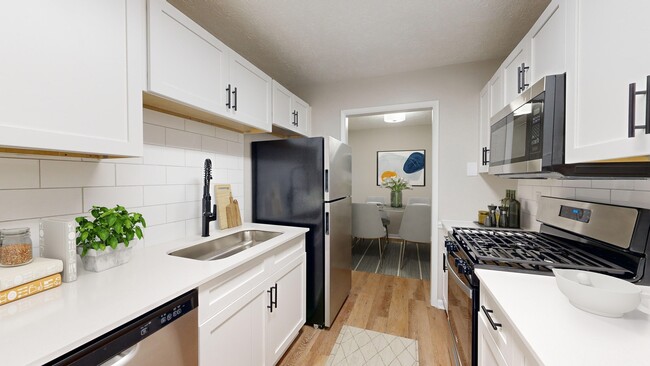 Cocina recientemente renovada con encimeras de cuarzo - Rosemont at East Cobb Apartments