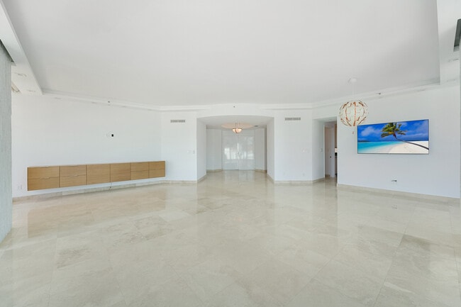 Building Photo - 300 S Pointe Dr
