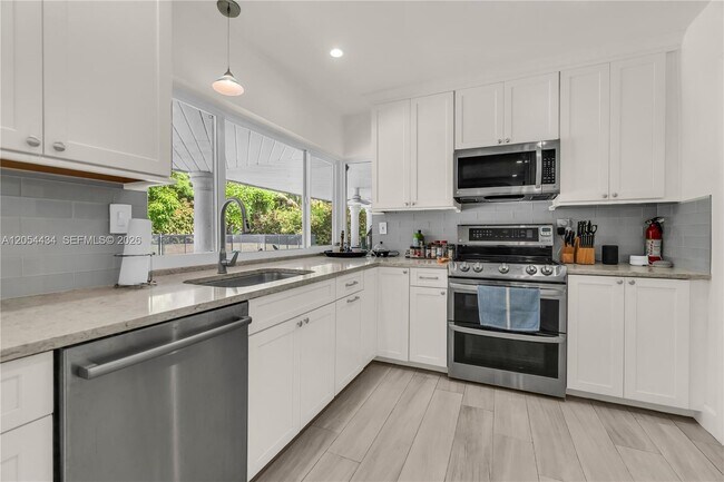 Building Photo - 15101 SW 69th Ct