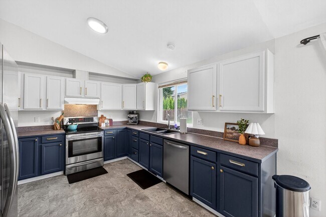 Building Photo - Must See 3 BED/2 Bath Rambler in Heart of Yelm Available 6/10/26! Close to JBLM!!!
