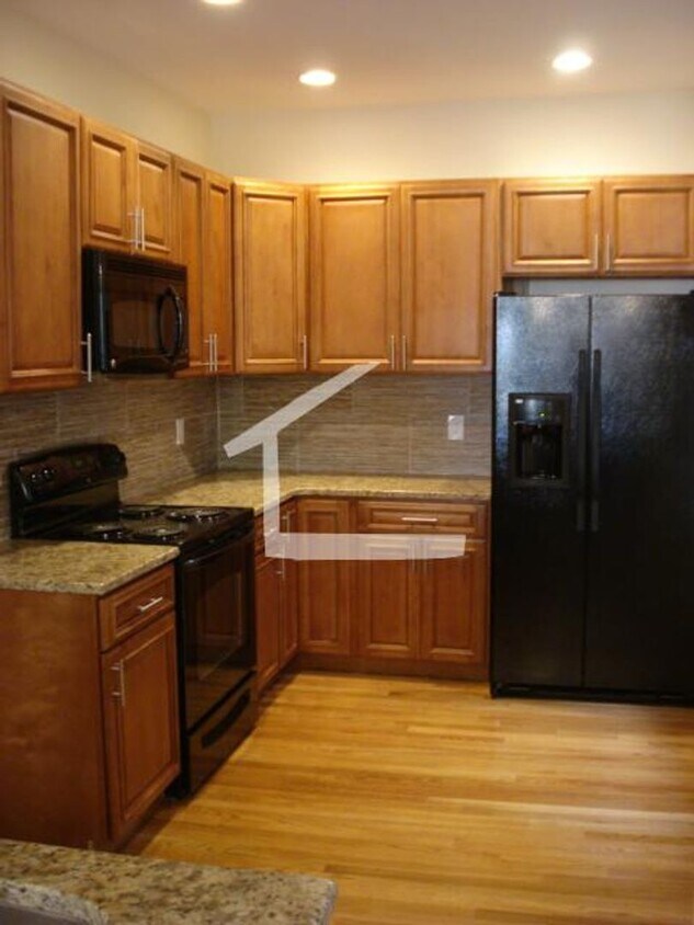 Foto principal - AWESOME 4 BED 3 BATH IN BROOKLINE!!!!!!