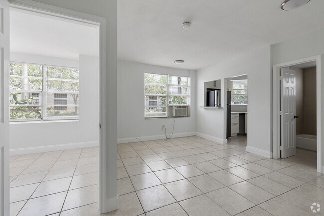 1 habitación, 1 baño - 600 pies cuadrados - Sala de estar/dormitorio - 6844 Harding Ave