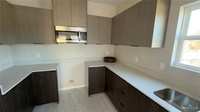 Building Photo - 16 Paola St