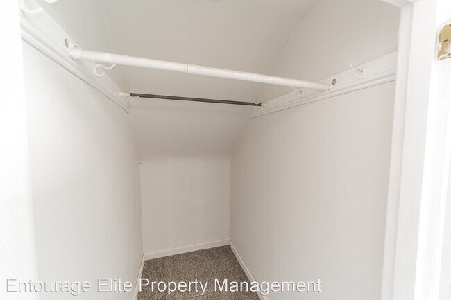 Building Photo - 4 br, 2.5 bath House - 443 W. Church Rd