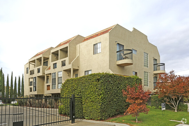 Street view of Townhome Building comprized of 6 townhomes - Lincoln Park Apartments