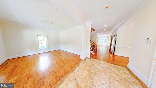 Building Photo - 6403 Earlham Dr