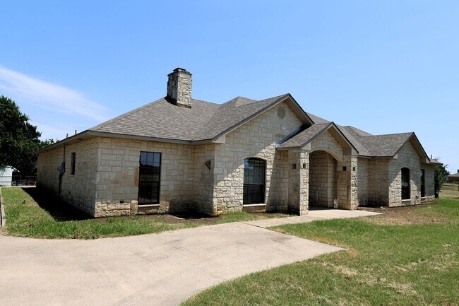 Foto del edificio - 5 Bed 4 Bath in Pilot Point