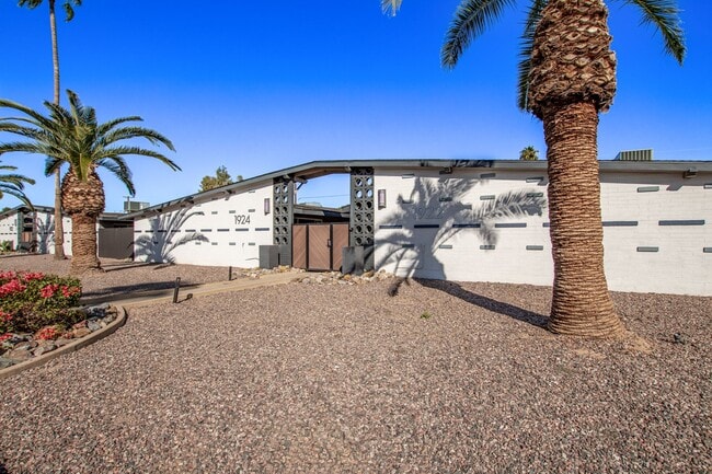 Building Photo - Palm View Manor