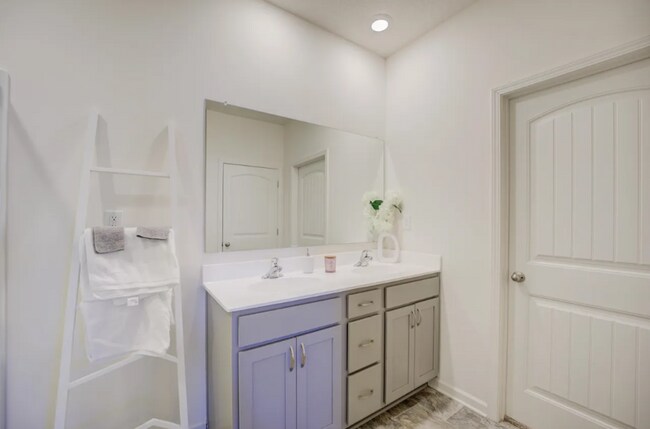 Foto del edificio - Desirable Fairway Village 4 bedroom 2.5 bath home in Oakland
