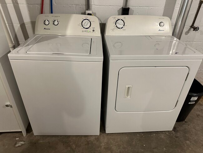 Building Photo - 918 W 4th St