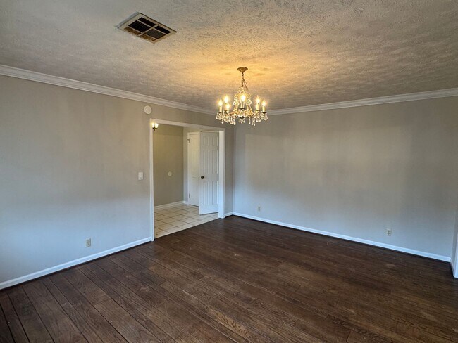 Foto del edificio - Large FOUR bedroom in Brentwood