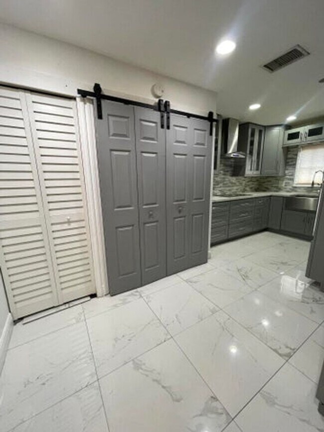 Foto del edificio - 3011 NW 48th Ave