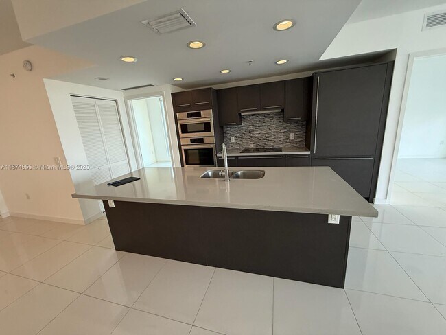Foto del edificio - 7825 NW 107th Ave