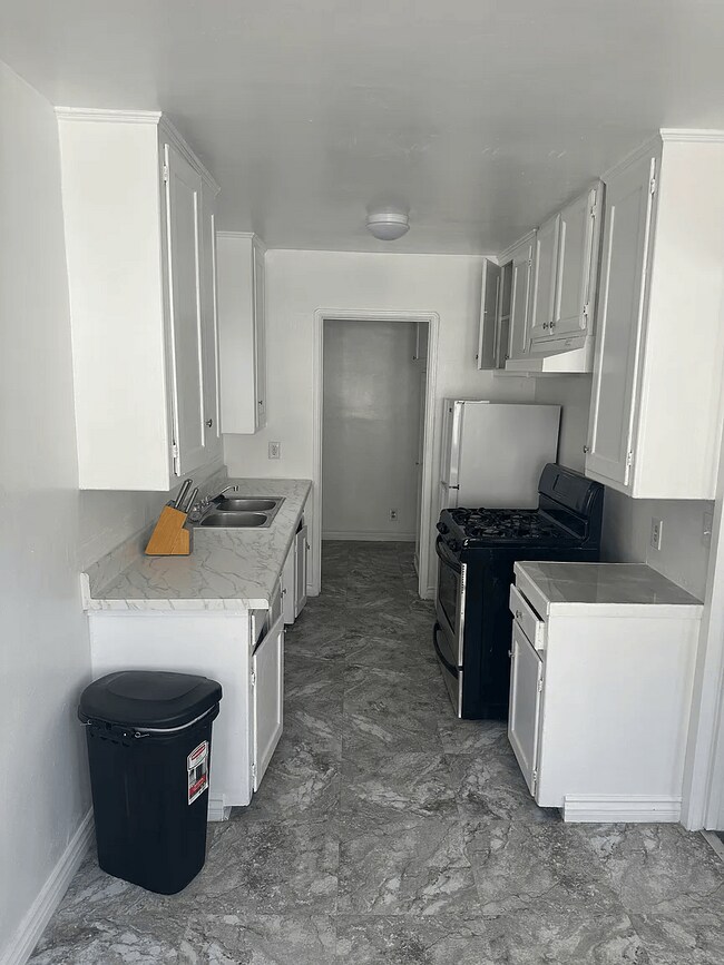 Cocina - 6609 1/2 Brynhurst Ave