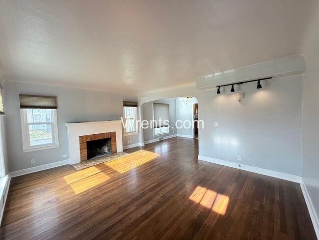 Building Photo - 5 bed 2.5 bath home