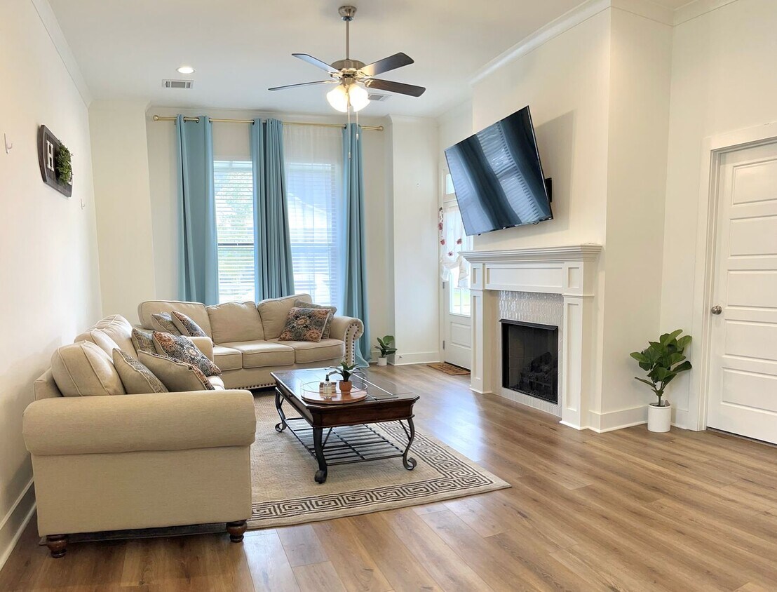Primary Photo - Four Bedroom Home with Gorgeous Kitchen