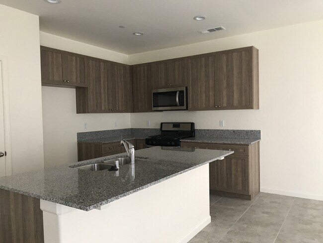Building Photo - South East Visalia Newer 4 bedroom 2 bath
