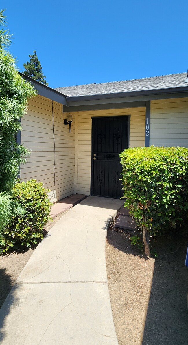 102 Front Door Entrance - 4629 N Charles Ave
