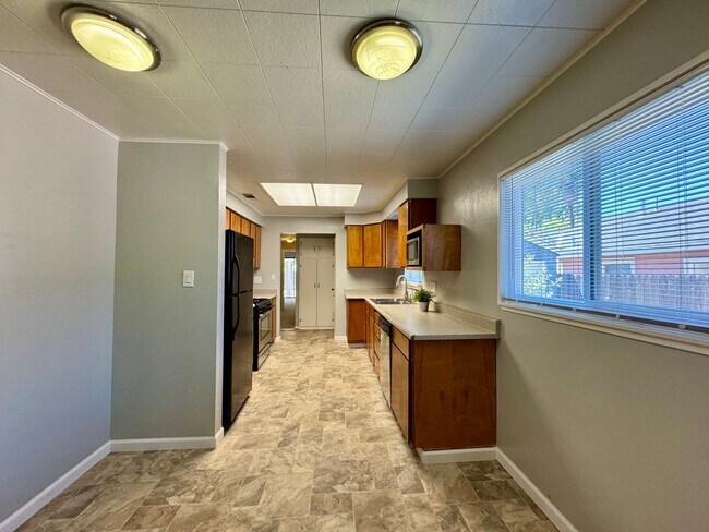 Foto del edificio - Charming Home Available in Tahoe Park!