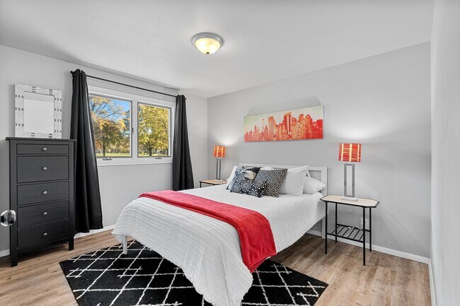 Building Photo - Unfurnished or Furnished Lease 3 BR 1.5 BA...