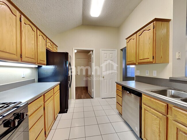 Building Photo - 3207 Athens Dr