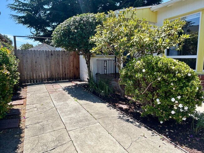 Foto del edificio - Gorgeous San Leandro Bungalow!