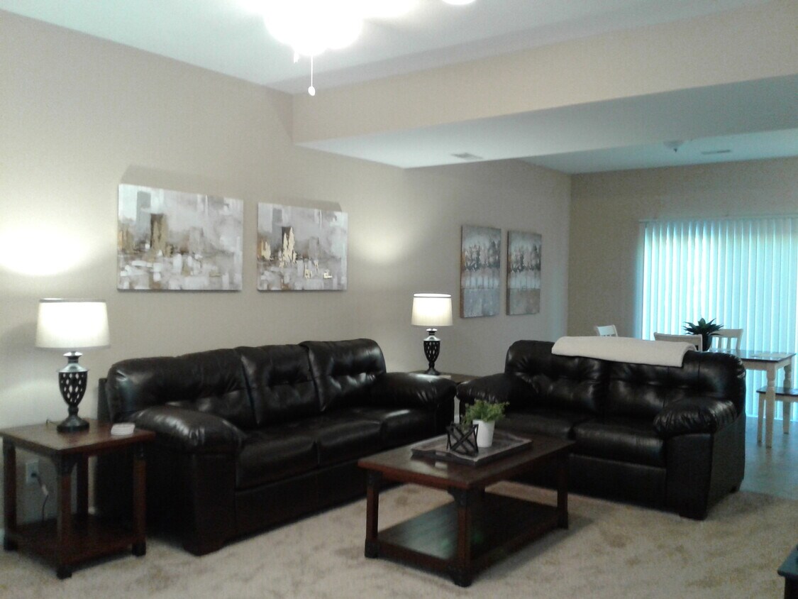Foto principal - 1409 Wilkes Blvd