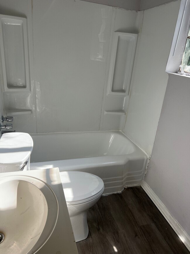 Foto del edificio - 2129 Ford St