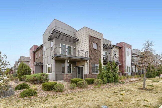 Building Photo - Modern End-Unit Townhome in Desirable Midtown