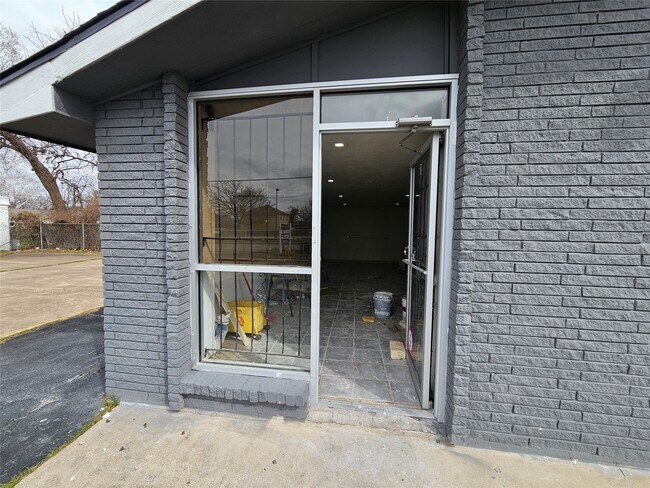 Foto del edificio - 2116 Lockwood Dr