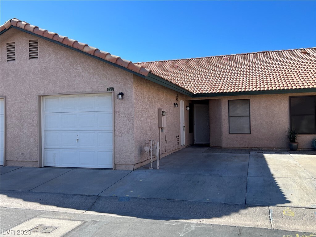 Primary Photo - 225 Yardarm Way