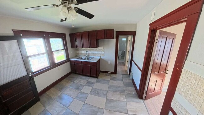 Foto del edificio - 4 Bedroom 2-Story Duplex - Avail Now!