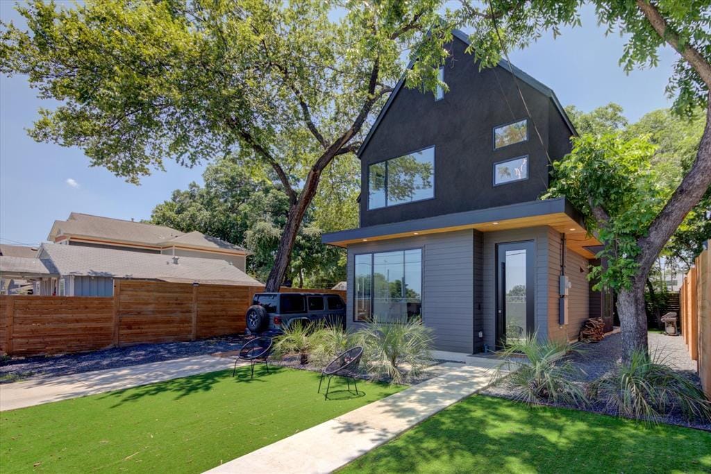 Primary Photo - 738 Pedernales St