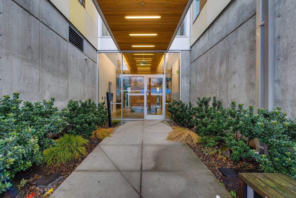 Foto principal - Light & bright 1-bdrm/1-bath condo in desi...