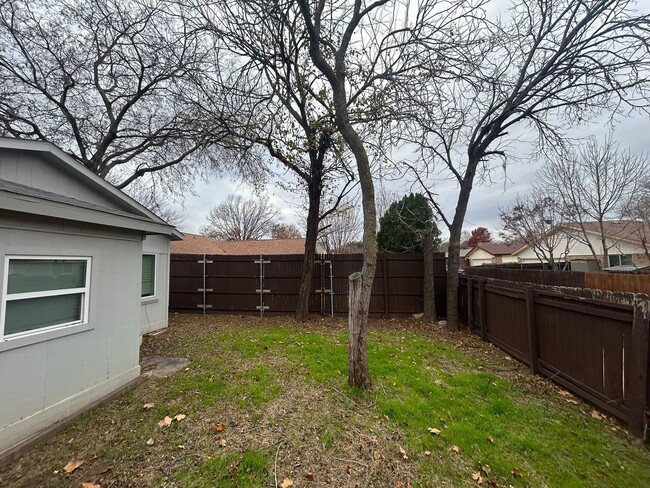 Building Photo - Spacious Family Home