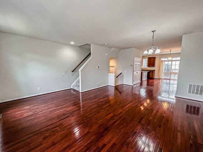 Foto del edificio - Beautiful and Spacious 3 Bed 2/2 Bath Bric...
